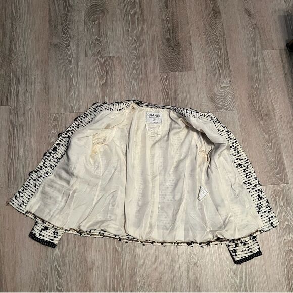 Chanel black and white Tweed 95 Cruise Karl Lagerfeld jacket Gold CC Buttons 40 - Picture 13 of 15